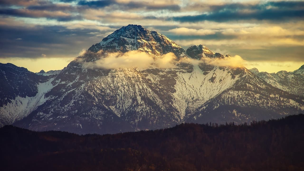 5 Incontournables pour des Voyages Intrépides en Montagne